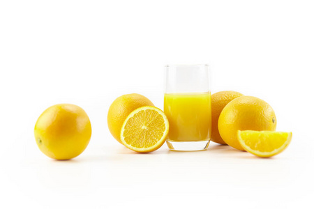 橘子和一杯橙汁分离在白色背景上。