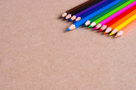 蓝色铅笔在背景和纹理概念上引导另一支彩色铅笔