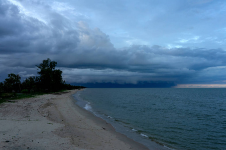 海滩上有雨云的海景。