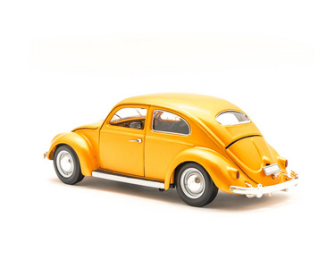 摄影棚拍摄橙色玩具车隔离白色背景小金属模型车