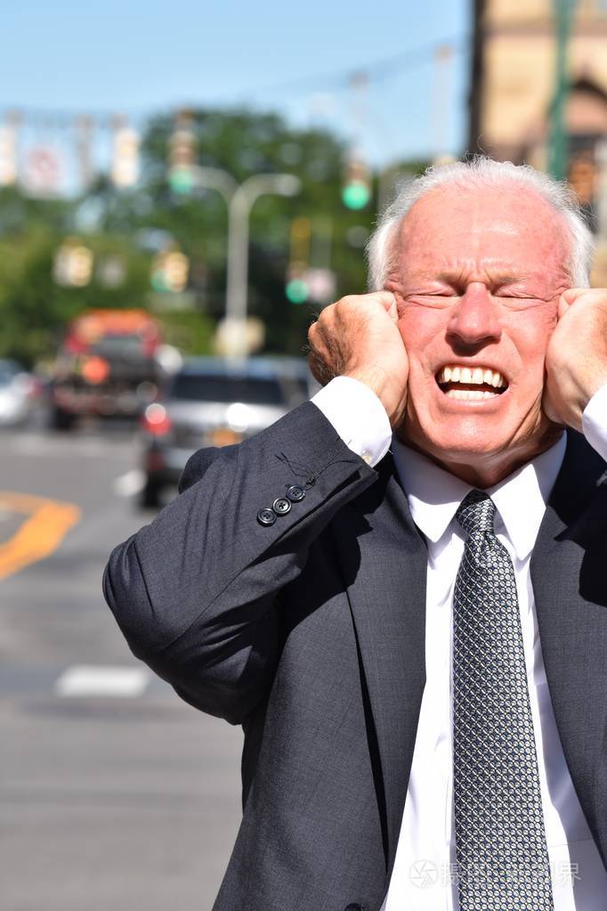 市中心焦虑的成年老人