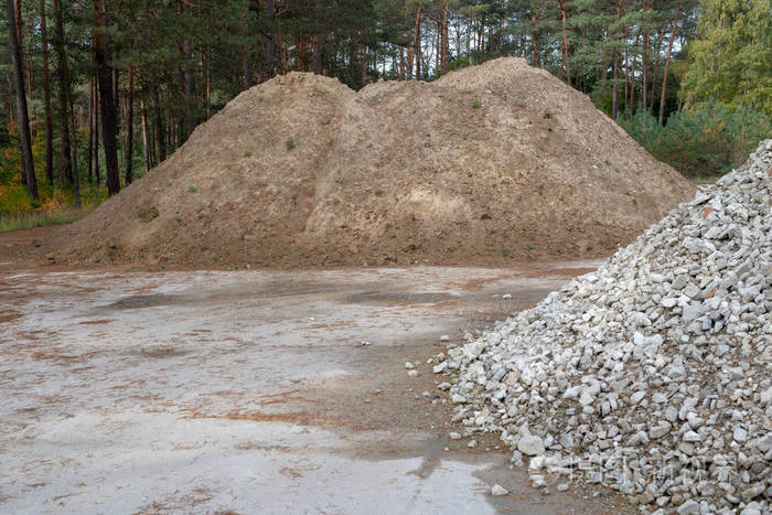 混凝土广场上的一堆沙子建筑商在材料组成中的材料计数秋天的季节