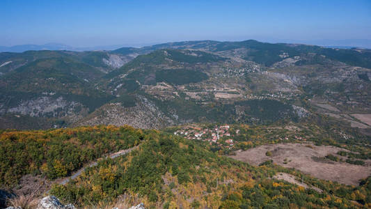 令人惊叹的秋季景观鲁恩山北部，Vlahina山，Kyustendil地区，保加利亚