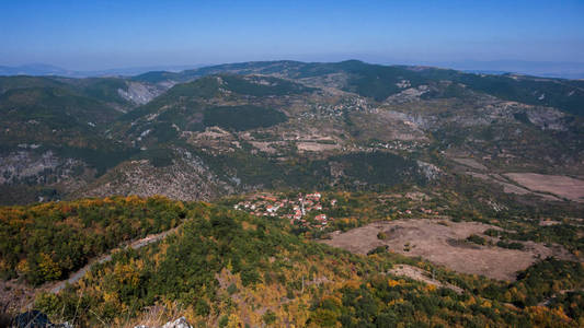 令人惊叹的秋季景观鲁恩山北部，Vlahina山，Kyustendil地区，保加利亚