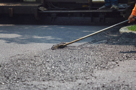 在道路工地工作的工人