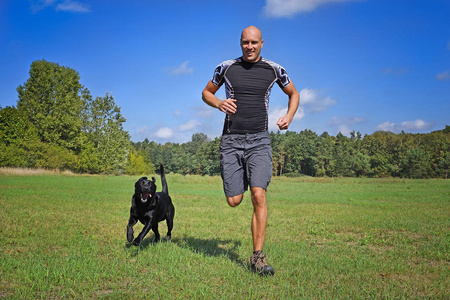 男人跑步阳光图片