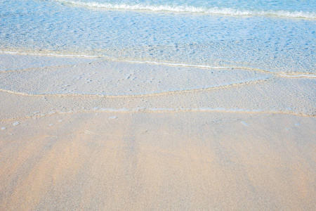 夏天在海里有质地的沙子和波浪。