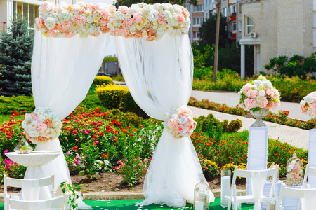 用精致的颜色装饰婚礼的拱门