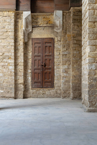 旧废弃的石砖墙的正面，带有古埃及老开罗风化木门