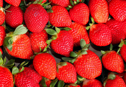 红草莓的背景，在蔬菜水果店出售