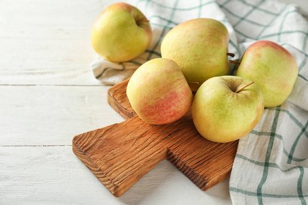 木板上成熟多汁的苹果