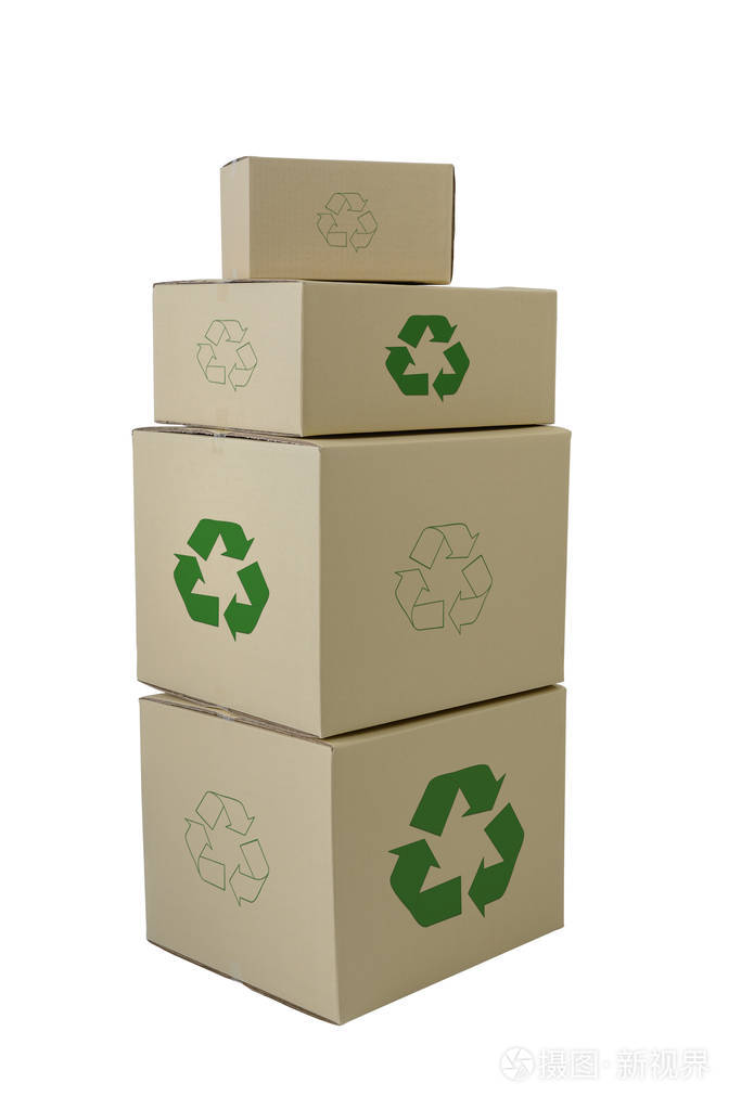 有回收标志的纸板箱,不同尺寸的堆叠箱,白色背景隔离,夹有裁剪路径