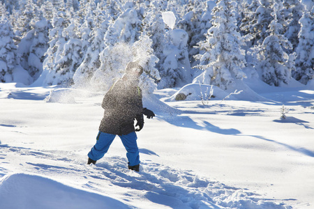 人在森林的山脉Zyuratkul冬季景观。 雪雪