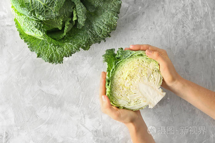 一个女人拿着白色背景的野菜照片 正版商用图片13hmbi 摄图新视界 一个女人拿着白色背景的野菜照片 正版商用图片13hmbi 摄图新视界