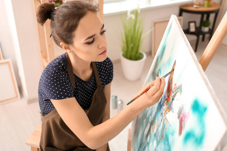 艺术家画画图片