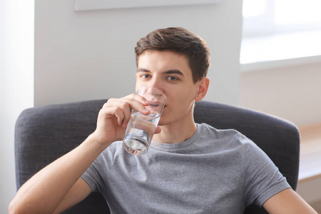 年轻人喝水图片