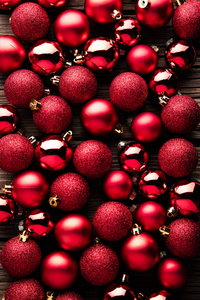 圣诞背景与圣诞球礼物红色帽子和雪木背景圣诞节背景
