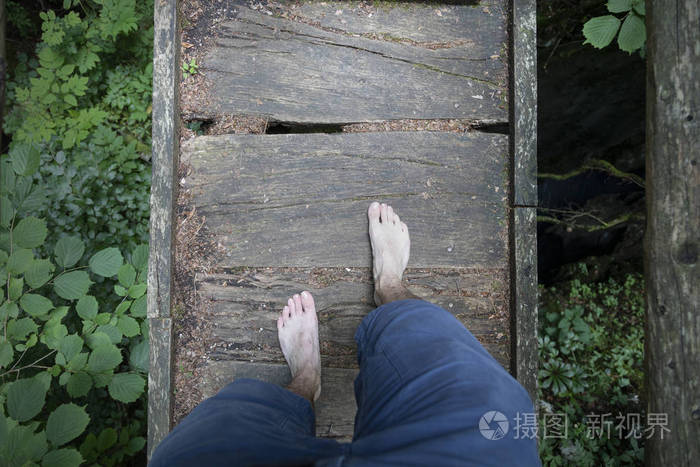 光脚的人穿过森林中破损的旧木桥照片-正版商用图片13hrd6-摄图新视界