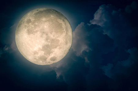 多云的夜空中有超现实幻想的满月