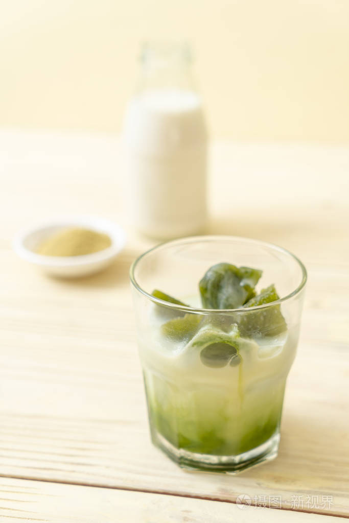 抹茶绿茶冰块和牛奶