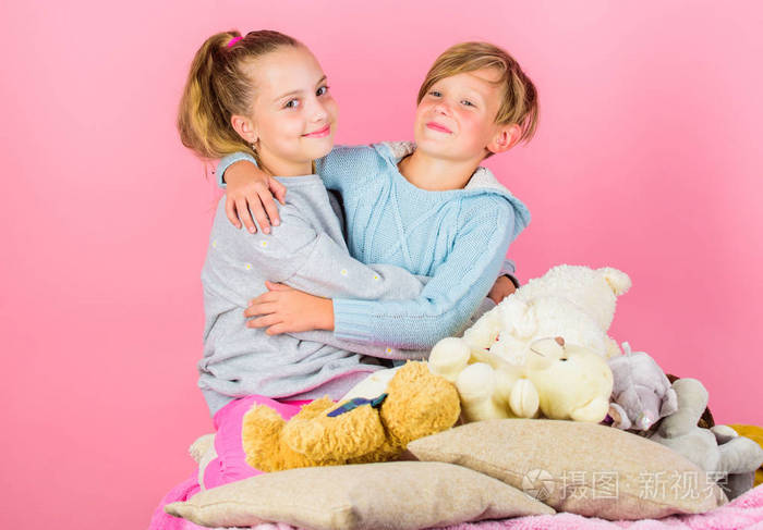 女孩和男孩的朋友欢快的心情拥抱对方友情概念最好的朋友兄弟姐妹孩子