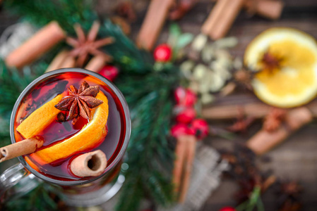 带香料的圣诞饮料，覆盖葡萄酒顶部景观