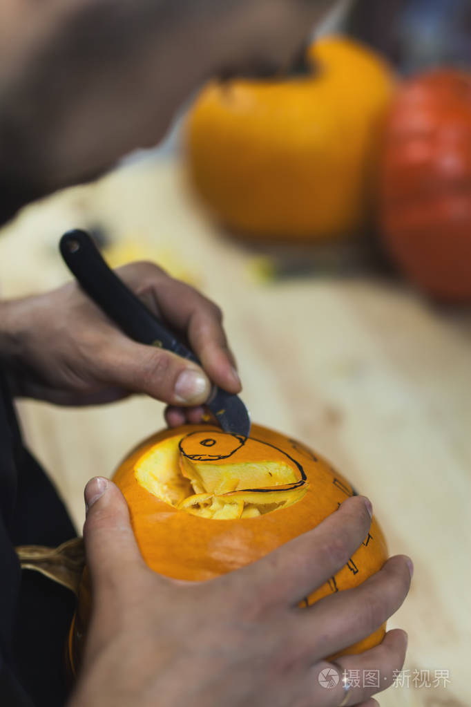 男子雕刻南瓜装饰万圣节假期