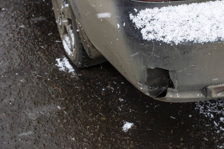 第一次下雪时，汽车的脏碰碰坏了