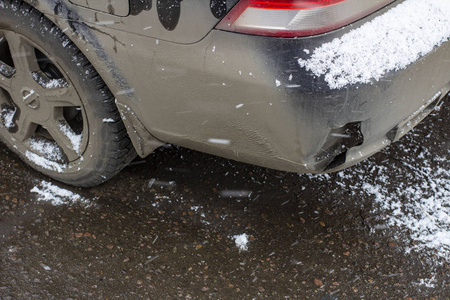 第一次下雪时，汽车的脏碰碰坏了