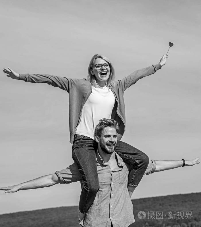 自由概念情侣在爱中享受自由的户外阳光明媚的一天男人扛着女朋友的