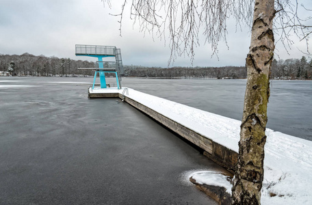 瑞典自然游泳场所冬季景观
