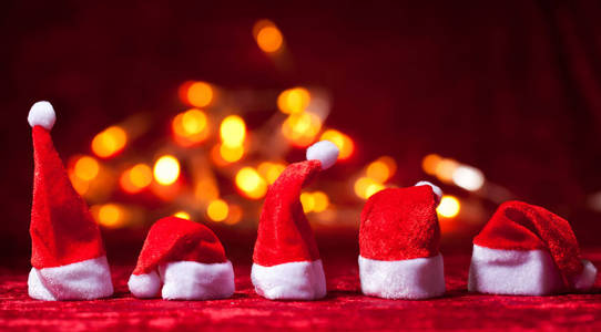 圣诞背景与圣诞球礼物红色帽子和雪木背景圣诞节背景