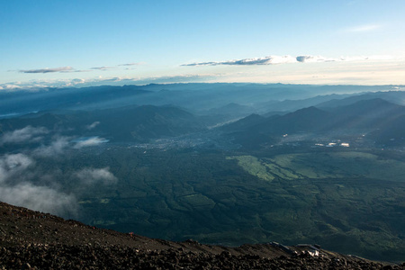 从富士山到城市和绿色森林的美丽景色