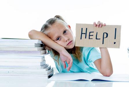 沮丧的小女学生感到失败，无法集中精力阅读和写作。 学习问题和低学绩观念