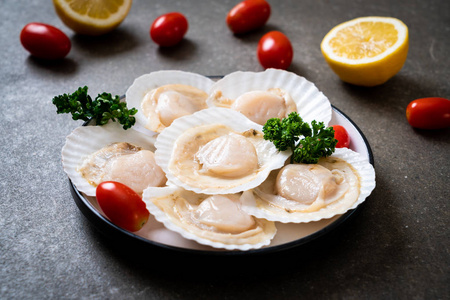 新鲜扇贝木板上的新鲜贝壳扇贝照片