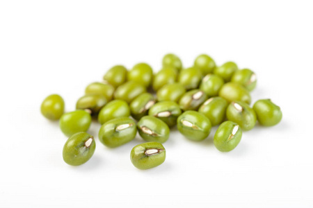 白色背景下分离的成熟绿豆照片