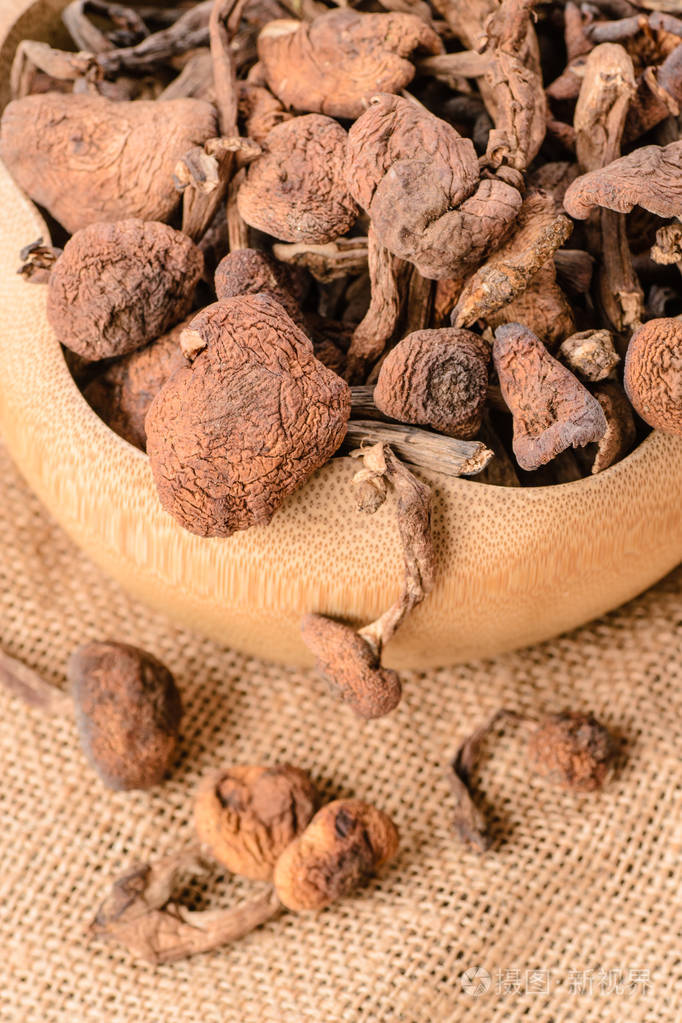 干榛蘑菇在木碗里