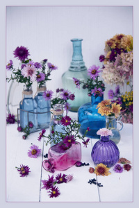 不同玻璃花瓶中五颜六色的花的组成