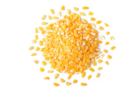 白色背景上分离的黄色玉米粒