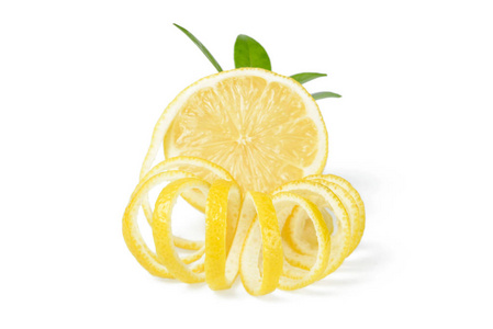 白色背景下分离的新鲜柠檬水果