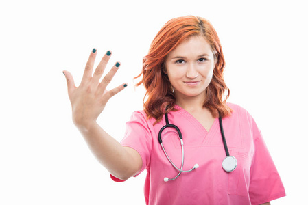 年轻女医生的肖像，听诊器显示数字5与手指隔离在白色背景与共空间广告区
