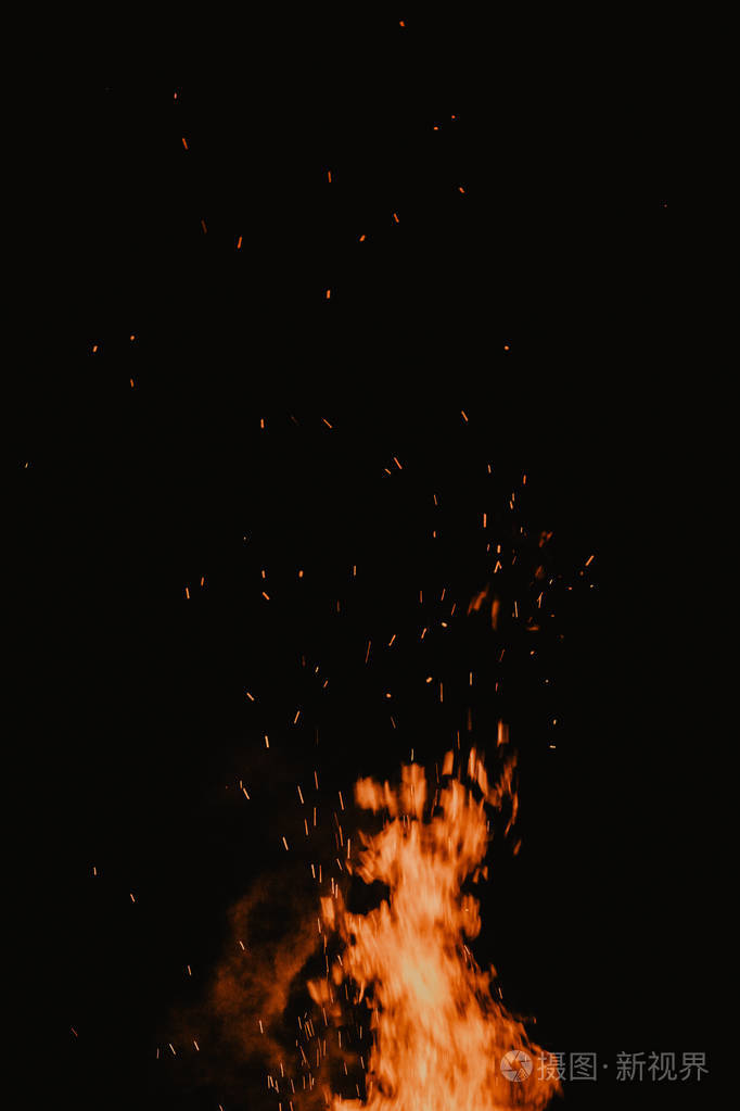 火苗和篝火在黑夜的天空中闪耀