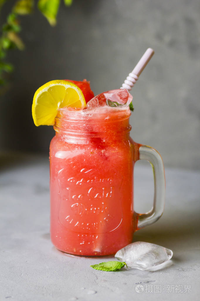 鲜冷鲜亮的西瓜柠檬水放在罐子里