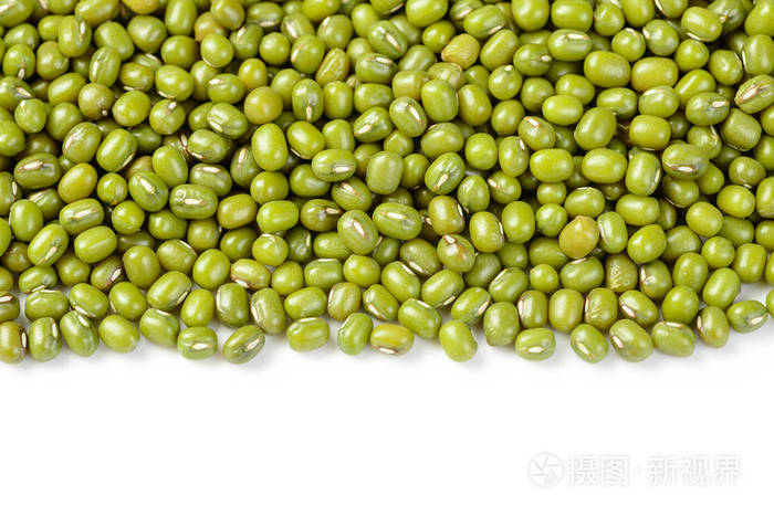 白色背景下分离的成熟绿豆
