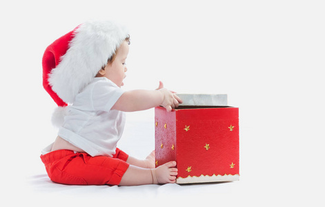 带圣诞礼物盒的男婴