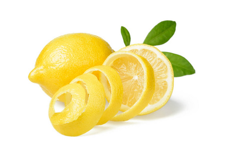 白色背景下分离的新鲜柠檬水果