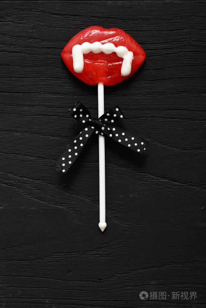 黑色背景上的吸血鬼棒棒糖