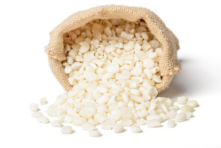 白色玉米粒在白色背景上分离的麻袋中