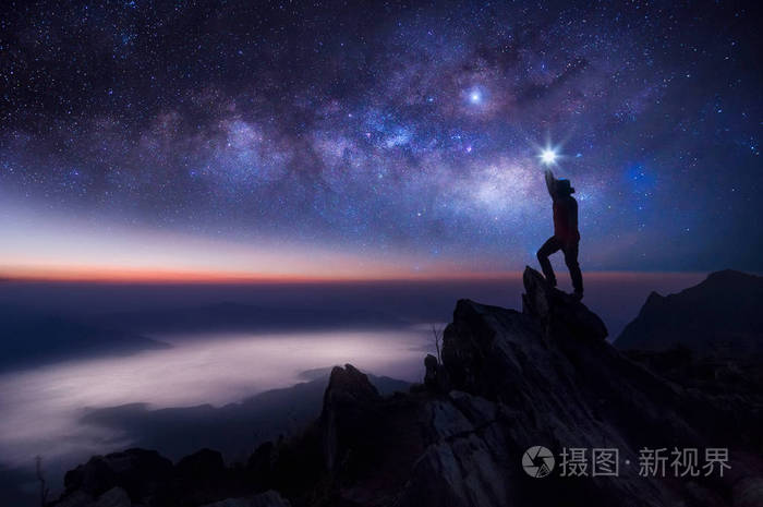 站在岩石山峰和银河系上,成功,赢家,领袖的理念.高iso与噪音.