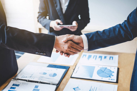 完成一次会议,商务握手后,讨论好交易签订协议并成为合作伙伴,为两家